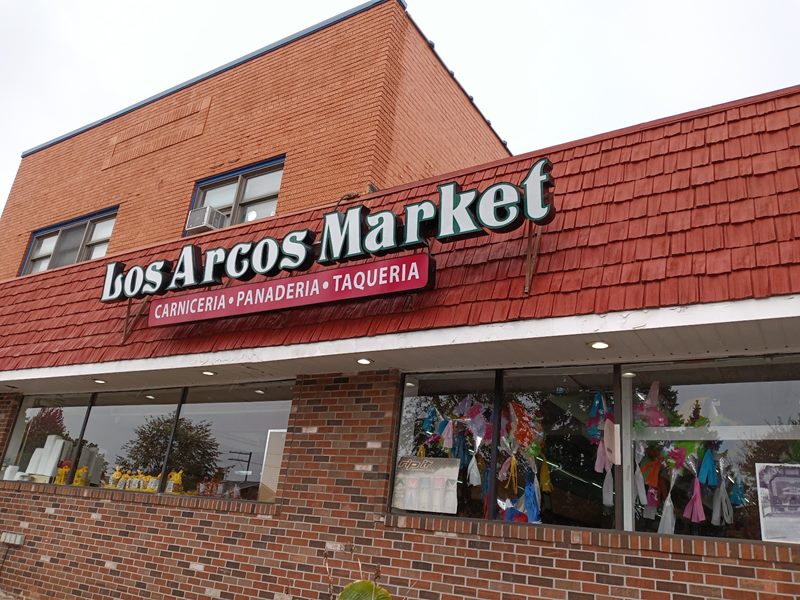 Los Arcos Market exterior