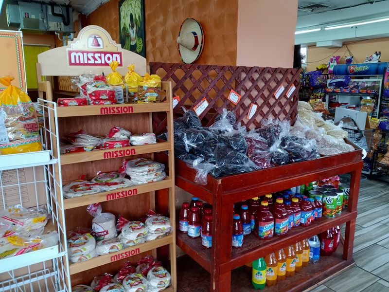 Los Arcos Market interior